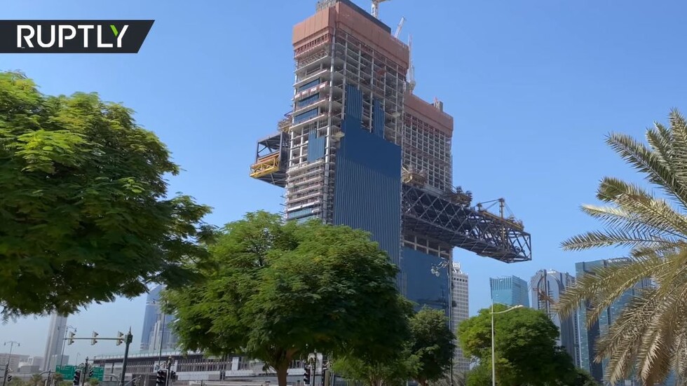 دبي.. استكمال عملية رفع أطول مبنى أفقي معلق في العالم