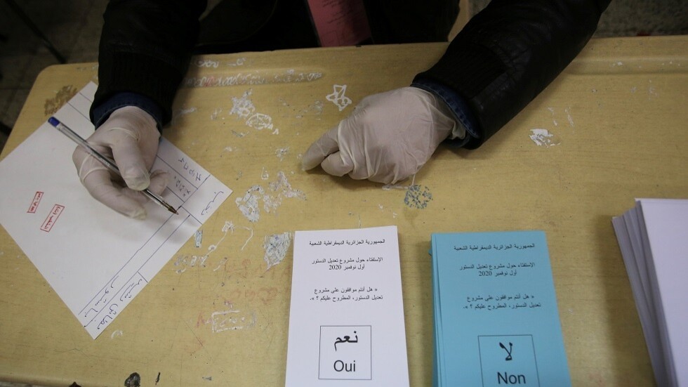 انتهاء التصويت في استفتاء تعديل الدستور بالجزائر وضعف واضح في الإقبال