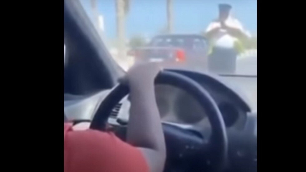 يقود السيارة بسرعة جنونية.. فيديو جديد للطفل المصري يهين رجل مرور مرة أخرى