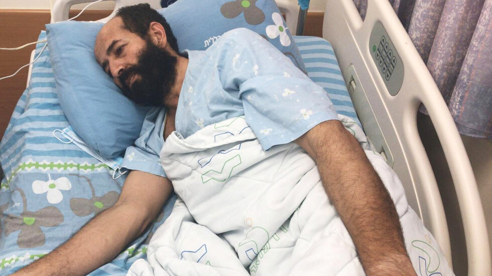 صورة الطفلة الفلسطينية وهي تطعم والدها الأسير بعد إضراب عن الطعام استمر 103 أيام