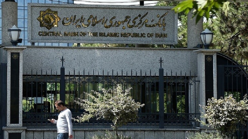 إيران.. تفكيك 4 شبكات لتهريب العملة الأجنبية