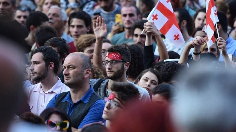 جورجيا.. الشرطة تستخدم خراطيم المياه لتفريق محتجين على تزوير الانتخابات