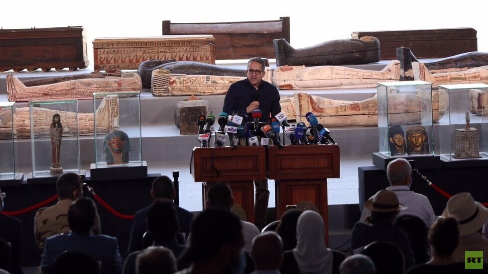 شاهد.. كشف أثري جديد بمنطقة سقارة المصرية.. 100 تابوت خشبي مغلق بحالتهم الأولى داخل آبار للدفن (صور)