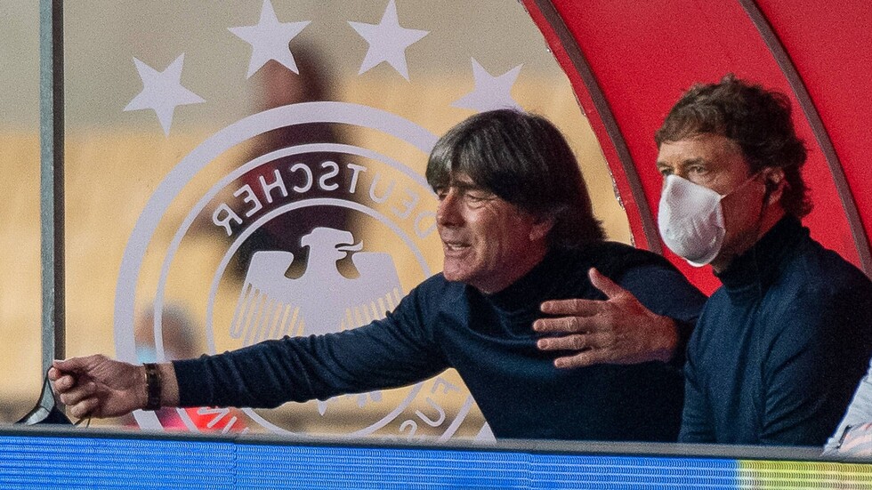 رغم الهزيمة التاريخية 6-0.. لوف مستمر في تدريب 