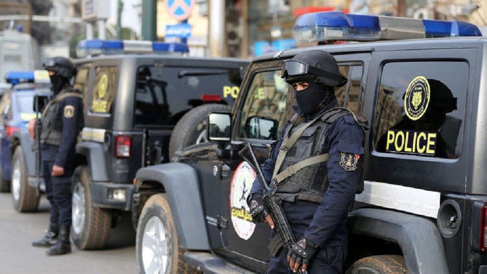 "رويترز": السلطات المصرية ألقت القبض على اثنين من أعضاء منظمة حقوقية
