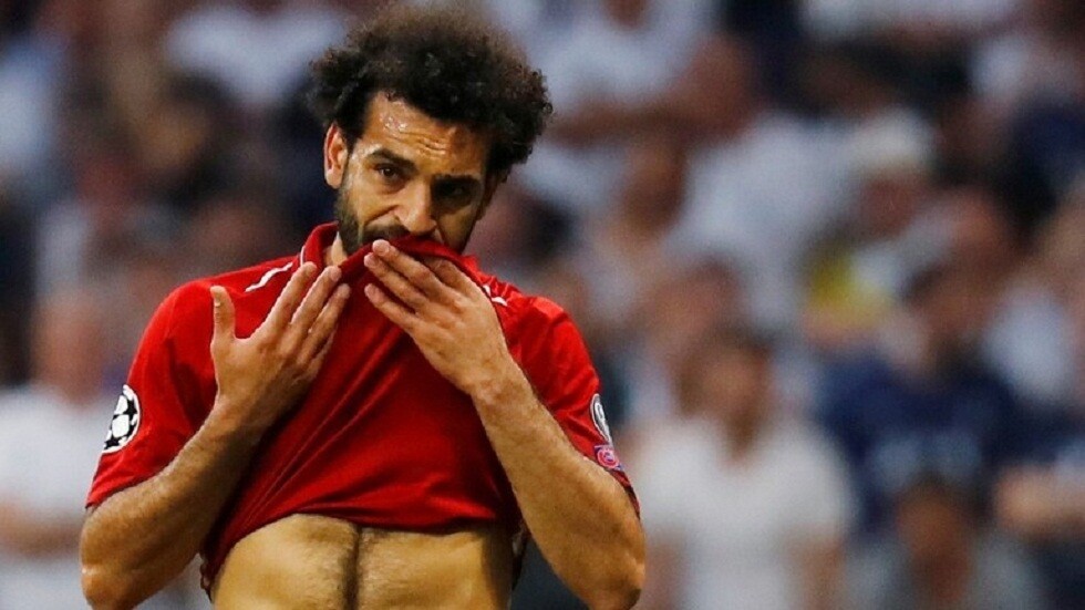 رغم إصابتهما بكورونا.. صلاح والنني يغادران مصر ويتجهان لإنجلترا