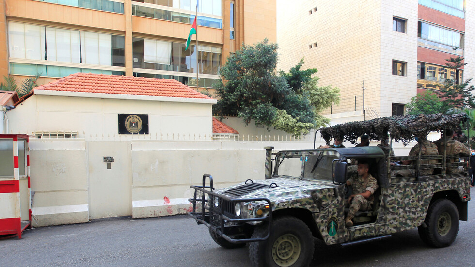 الجيش اللبناني يداهم منازل يقطنها سوريون في مدينة بشرّي