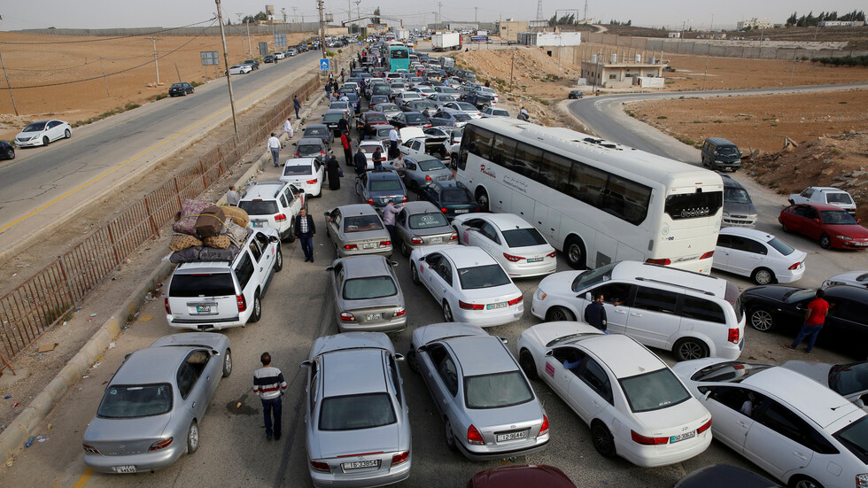 الاردن.. أصحاب مركبات النقل في الرمثا يطالبون بإعادة فتح الحدود مع سوريا (فيديو)