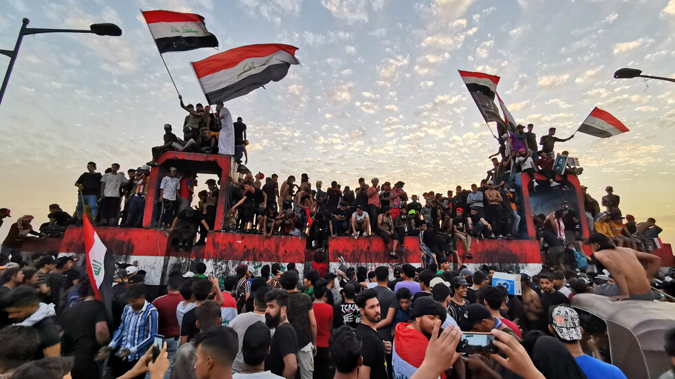 العراق.. استمرار المظاهرات مع فرض حظر للتجوال