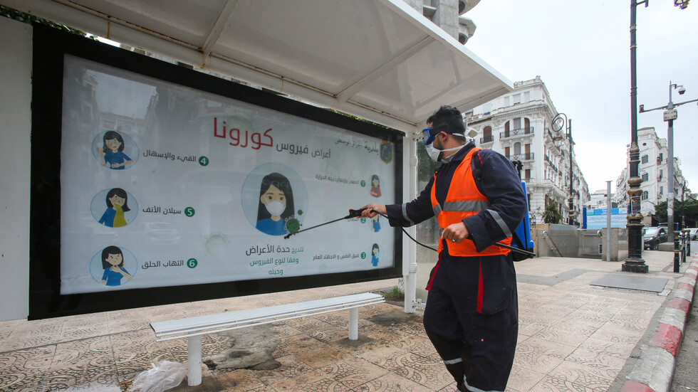 الجزائر تستأنف الرحلات الجوية الداخلية وتفتح بعض المساجد وتشدد الإجراءات الصحية