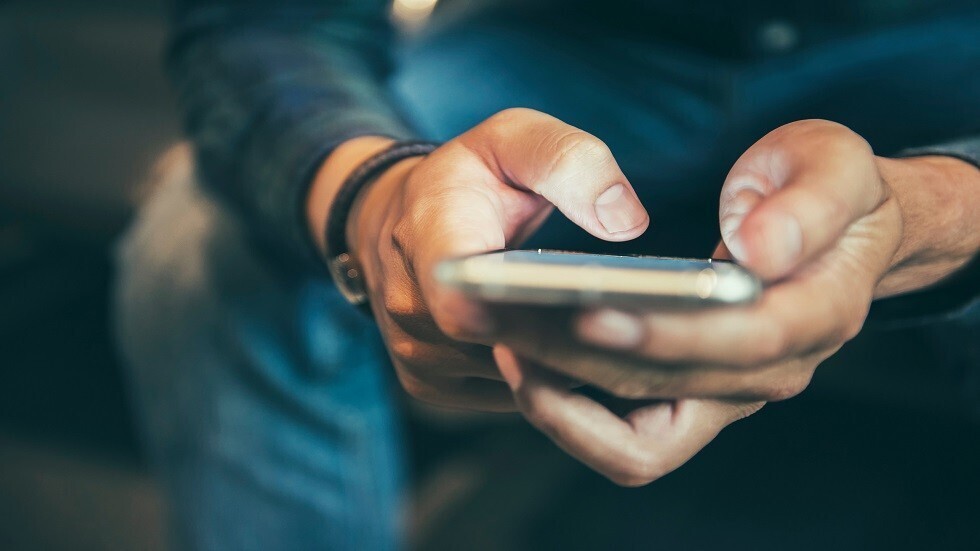 دراسة تكشف حقيقة علاقة الوقت الطويل في تصفح الهاتف الذكي بسوء الصحة العقلية