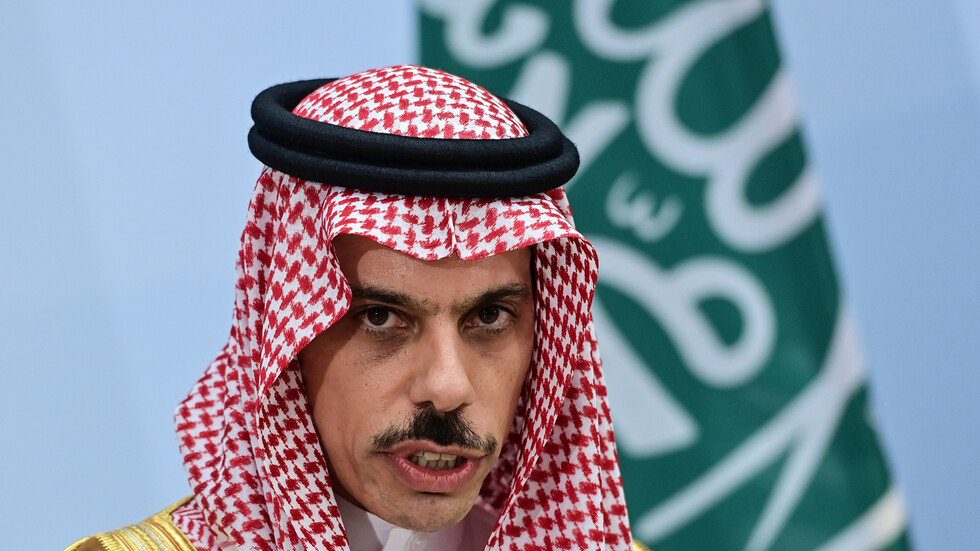 السعودية ومصر تشددان على ضرورة ضمان حرية الملاحة في الخليج وباب المندب