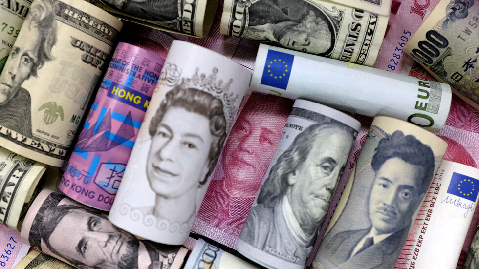 الدولار يهبط لأدنى مستوى في عامين ونصف العام
