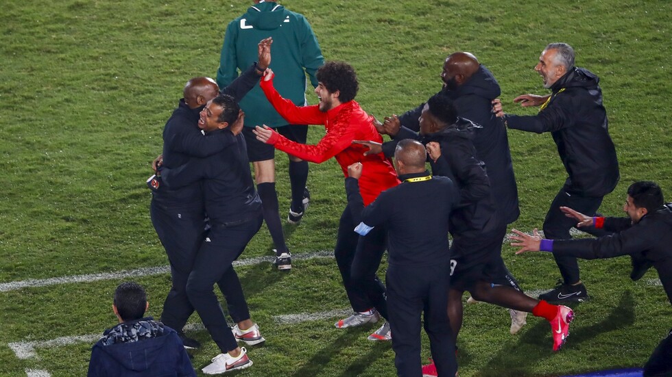 موسيماني يثير حماس جماهير الأهلي المصري بعد الفوز بالثلاثية (صورة)