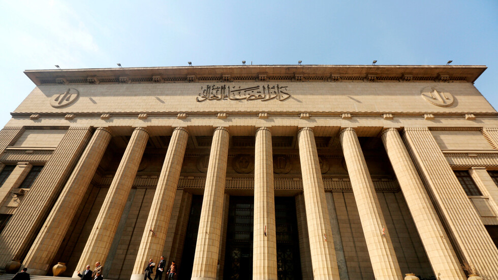 مصر.. إحالة أستاذ شهير بكلية طب وعائلته إلى المحاكمة بتهمة "الاتجار بالأعضاء"