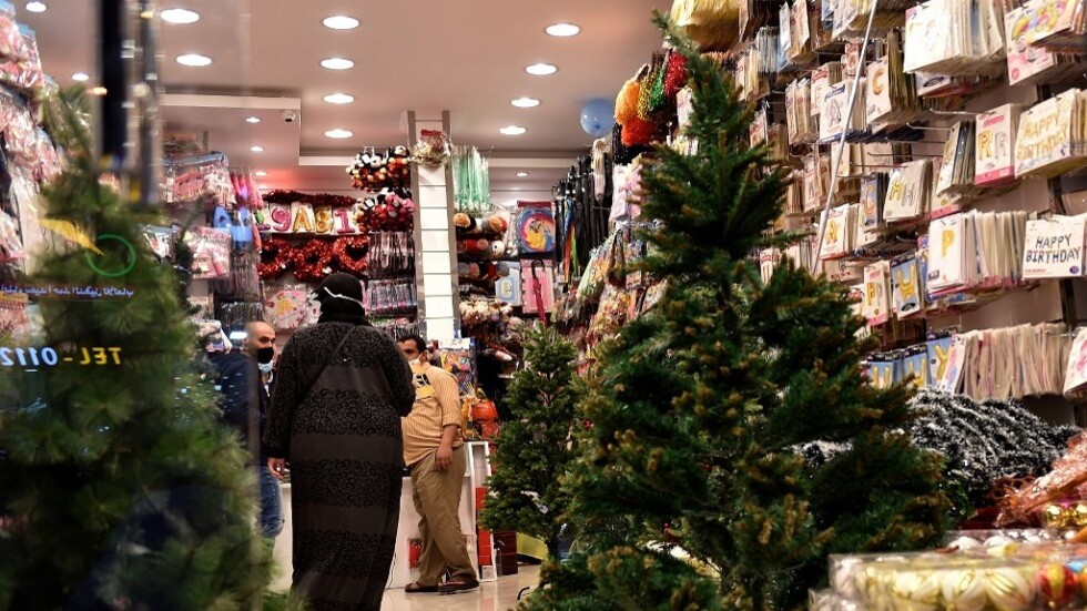 في مشهد غير مألوف.. أشجار وزينة عيد الميلاد للبيع في السعودية