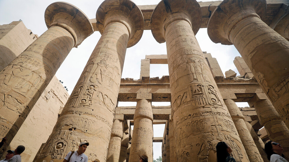 مصر.. ظاهرة تعامد الشمس على قدس الأقداس تجذب السياح والمواطنين