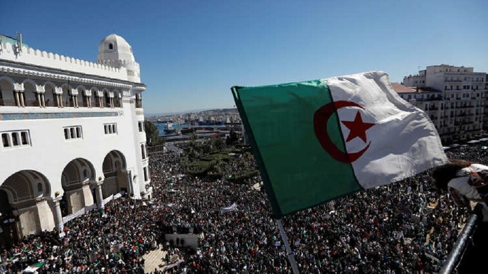 الجزائر.. النيابة العامة تطالب بسجن مدون 5 سنوات