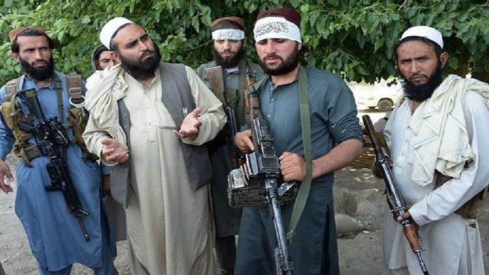 أفغانستان.. قيادي من طالبان يلقي سلاحه ويعود لحياته الطبيعية
