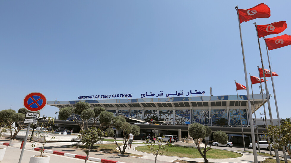 تونس تضيف الدنمارك إلى قائمة حظر السفر بسبب مخاوف من كورونا المتحور