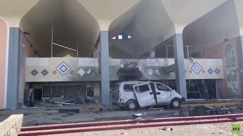 المشاهد الأولى من مطار عدن بعد انفجار تزامن مع هبوط طائرة تقل الحكومة اليمنية الجديدة