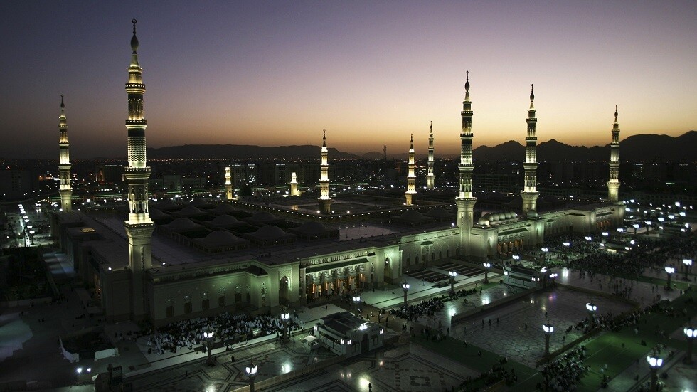 السعودية.. إتاحة سطح المسجد النبوي الشريف للصلاة