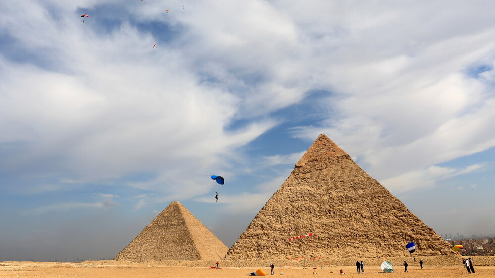 مصر تخفض أسعار الطيران الداخلي تحفيزا للسياحة