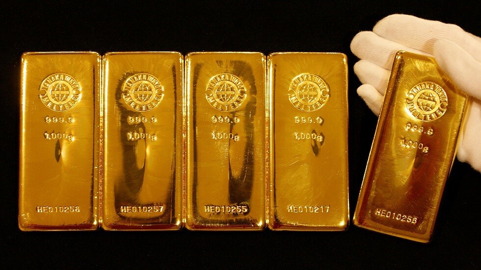 الذهب يهبط مع ارتفاع عوائد السندات وضغوط من ارتفاع الدولار