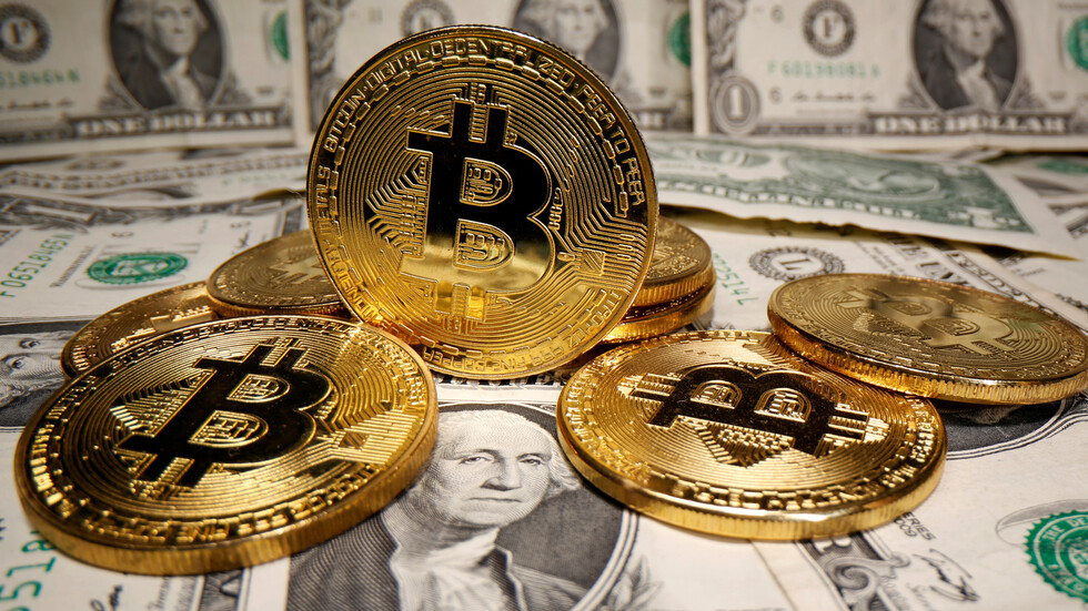 انخفاض قيمة العملة الافتراضية "بتكوين" بنسبة 5% بعد ارتفاع قياسي