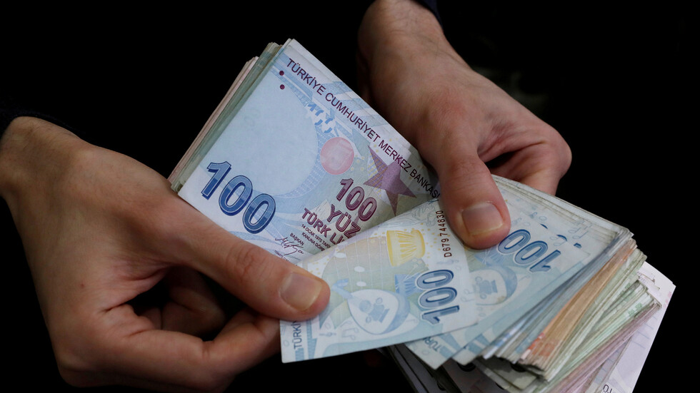 الليرة التركية تهبط بأكثر من 2%