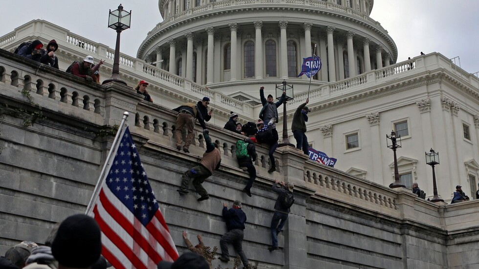 "FBI" ينشر صورا جديدة للمشتبه به بوضع عبوات ناسفة في واشنطن