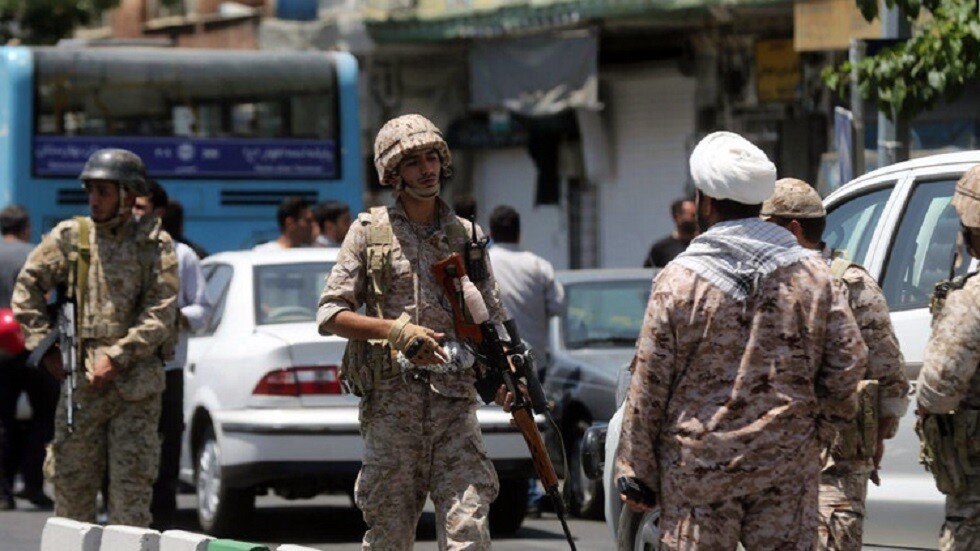 إيران.. تفكيك شبكة لبيع الأسلحة عبر الإنترنت