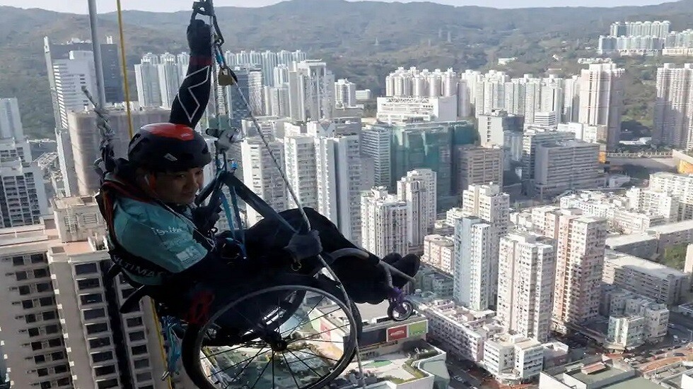 صيني على كرسي المعاقين  يتسلق أعلى  ناطحة سحاب في هونغ كونغ