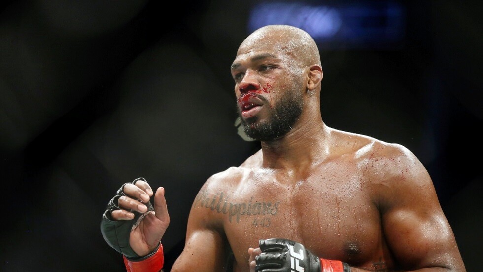 بطل "UFC" جون جونز يقسو على خنزير بري (فيديو)