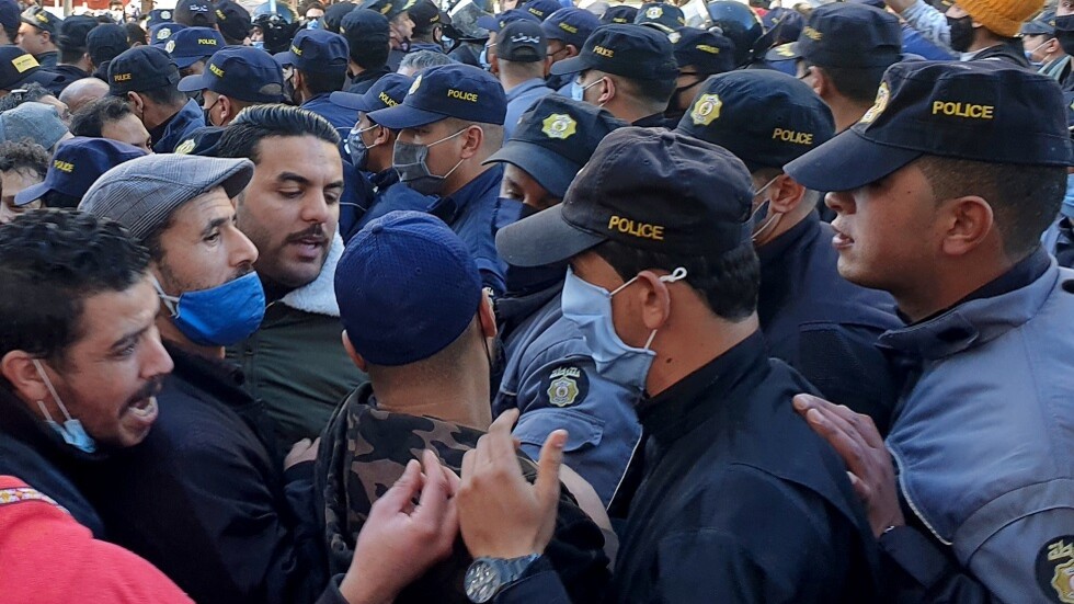 تونس.. محتجون يرددون 