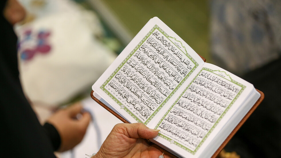فنانة عربية "تغني" القرآن خلال حفل تأبين سياسي.. وتثير جدلا واسعا (فيديو)
