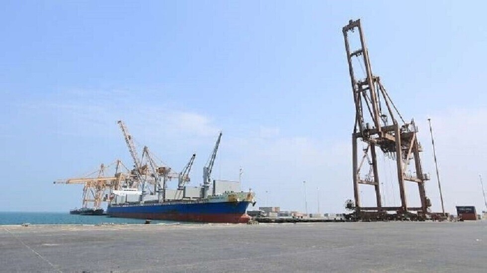 الحوثيون يتهمون التحالف العربي باحتجاز 10 سفن وقود