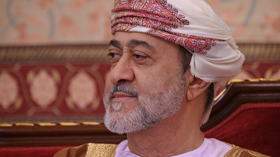 سلطان عمان يصدر 3 مراسيم عاجلة