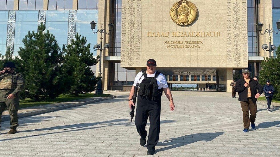 لوكاشينكو: سأدافع عن البلاد حتى على متن دبابة مع رشاش بيدي
