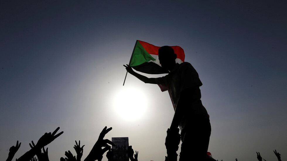 ضابط سابق بالمخابرات المصرية يطرح أسباب تقارب السودان مع إسرائيل وموقف مصر