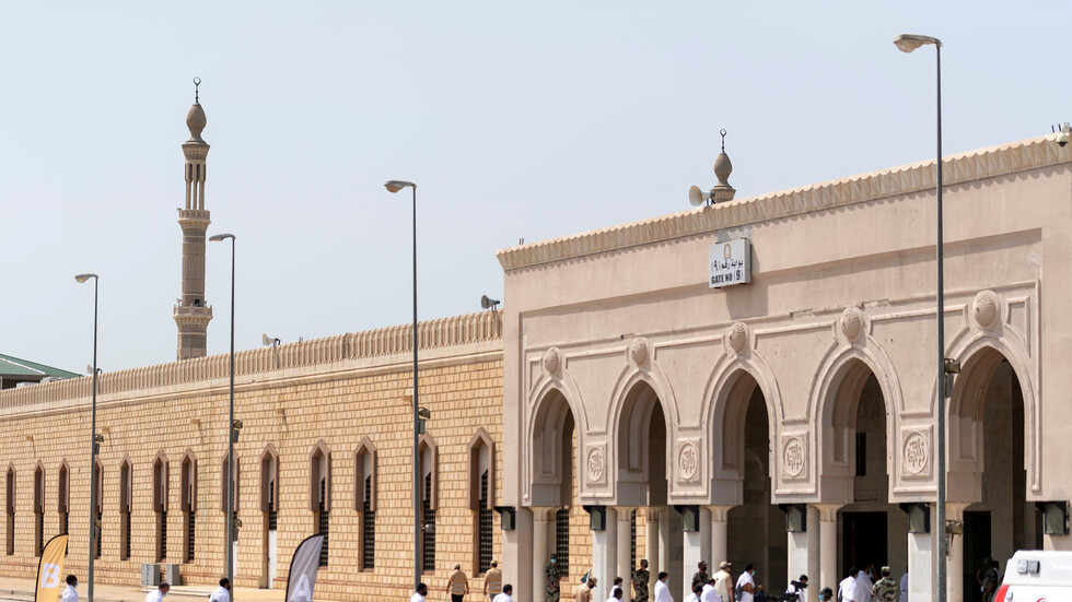 بعد تفشي الإصابات بكورونا ووفاة مؤذن في السعودية.. إغلاق 10 مساجد بالمملكة