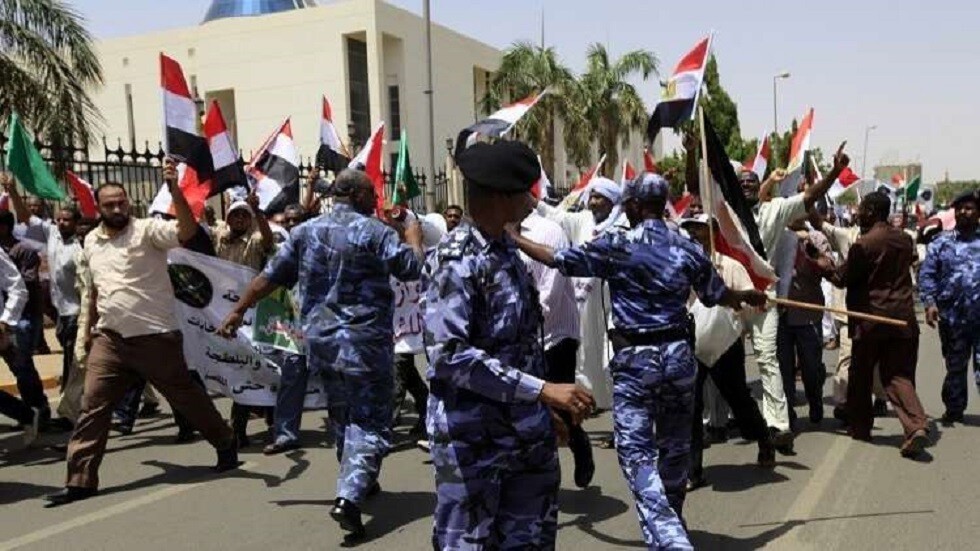 السودان.. توقيف 30 قياديا من حزب البشير بتهم تمويل الإرهاب