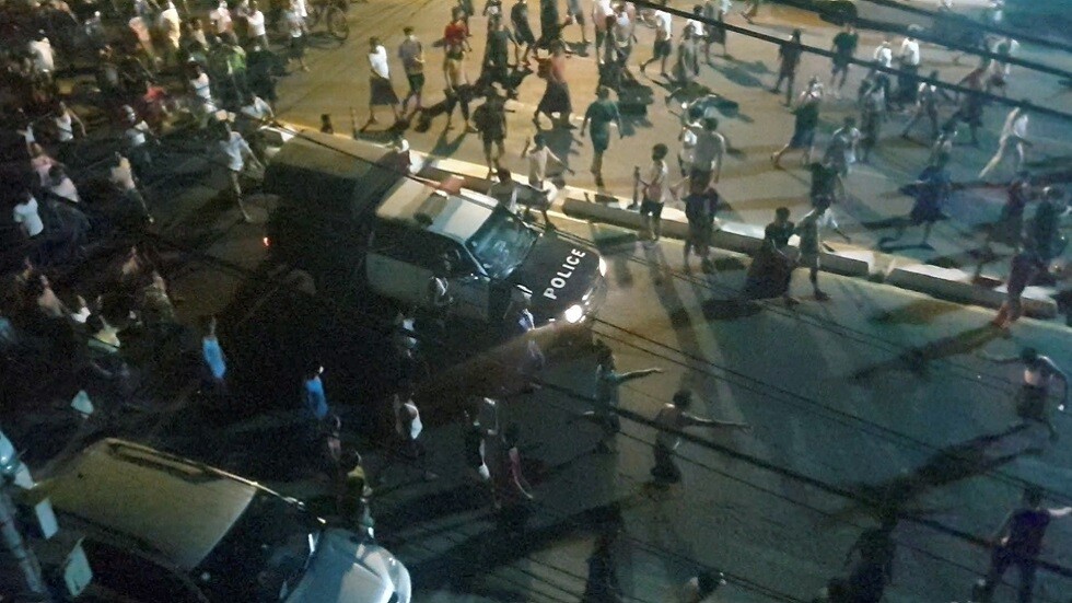 حكام ميانمار يطالبون الموظفين بالعودة للعمل