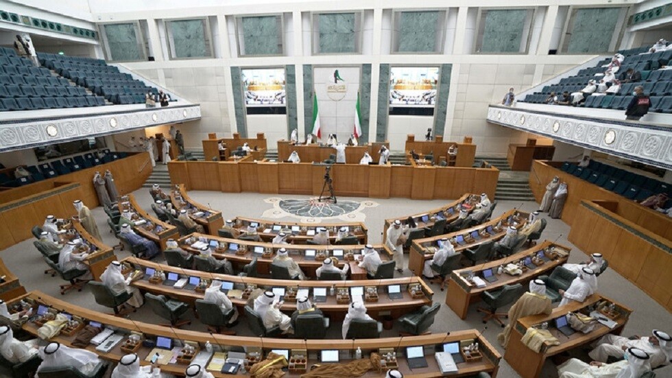 أمير الكويت يعلق جلسات "مجلس الأمة" لمدة شهر