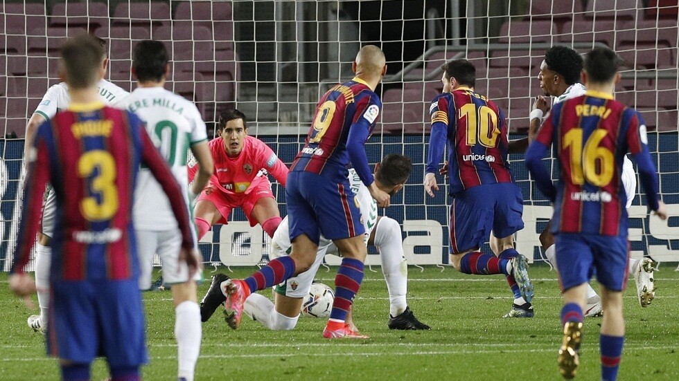 ميسي يقود برشلونة للفوز على إلتشي بثلاثية وينفرد بصدارة هدافي "الليغا" (فيديو)