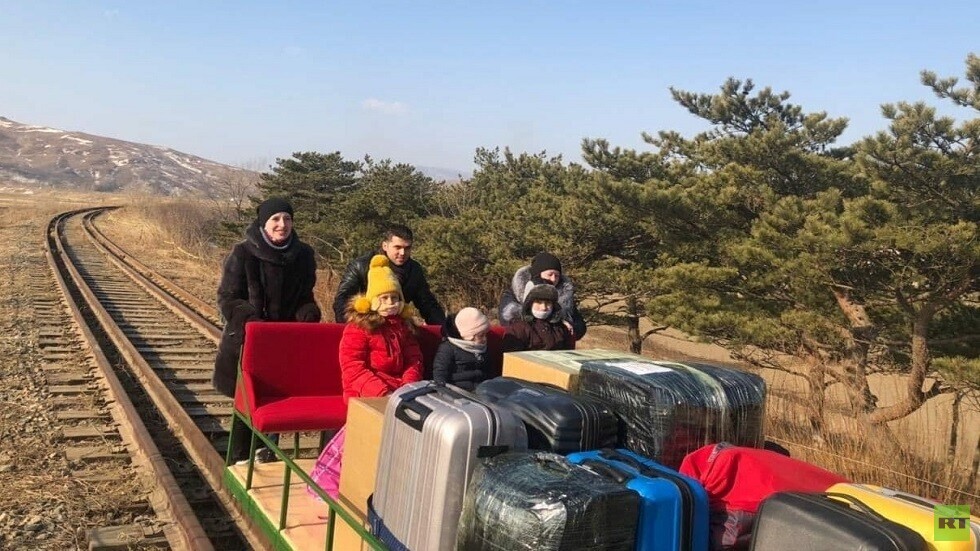 دبلوماسيون روس يعودون من كوريا الشمالية سيرا على الأقدام