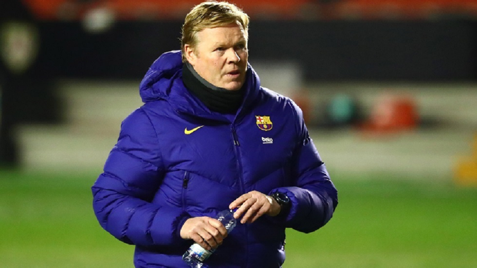 مدرب برشلونة يتعرض لنزيف من الأنف خلال مؤتمر صحفي