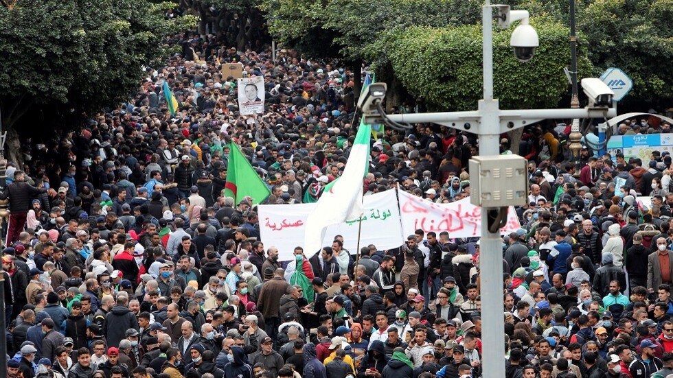 آلاف المتظاهرين يحتشدون في شوارع العاصمة الجزائرية