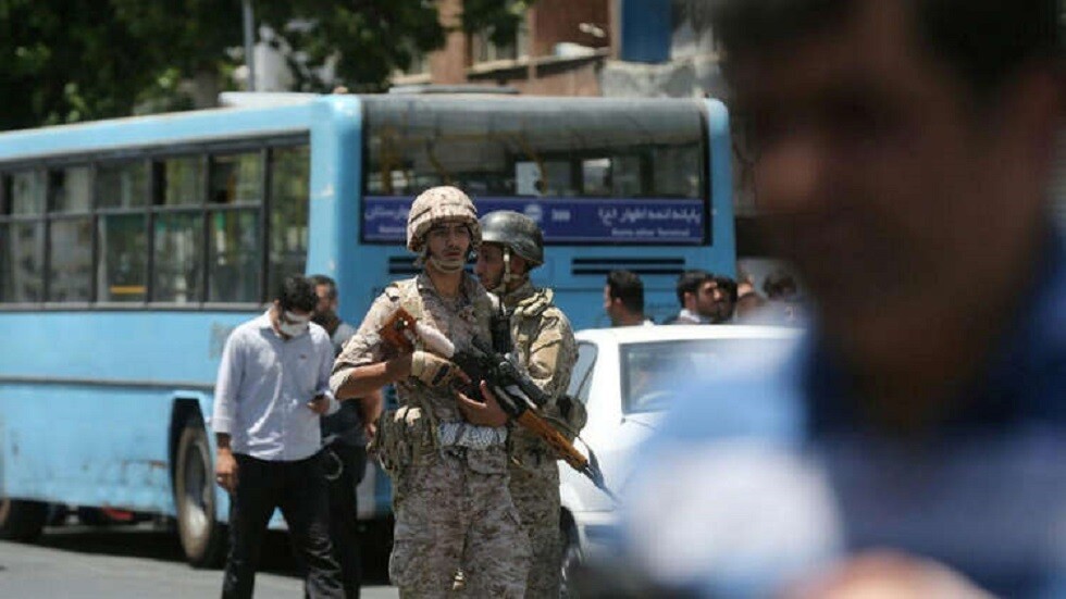 إيران.. مقتل شرطيين اثنين على يد مسلح غربي البلاد