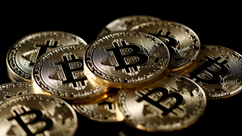 "بيتكوين" تواصل تراجعها بعد رقم قياسي لتصل إلى أدنى مستوى في 20 يوما